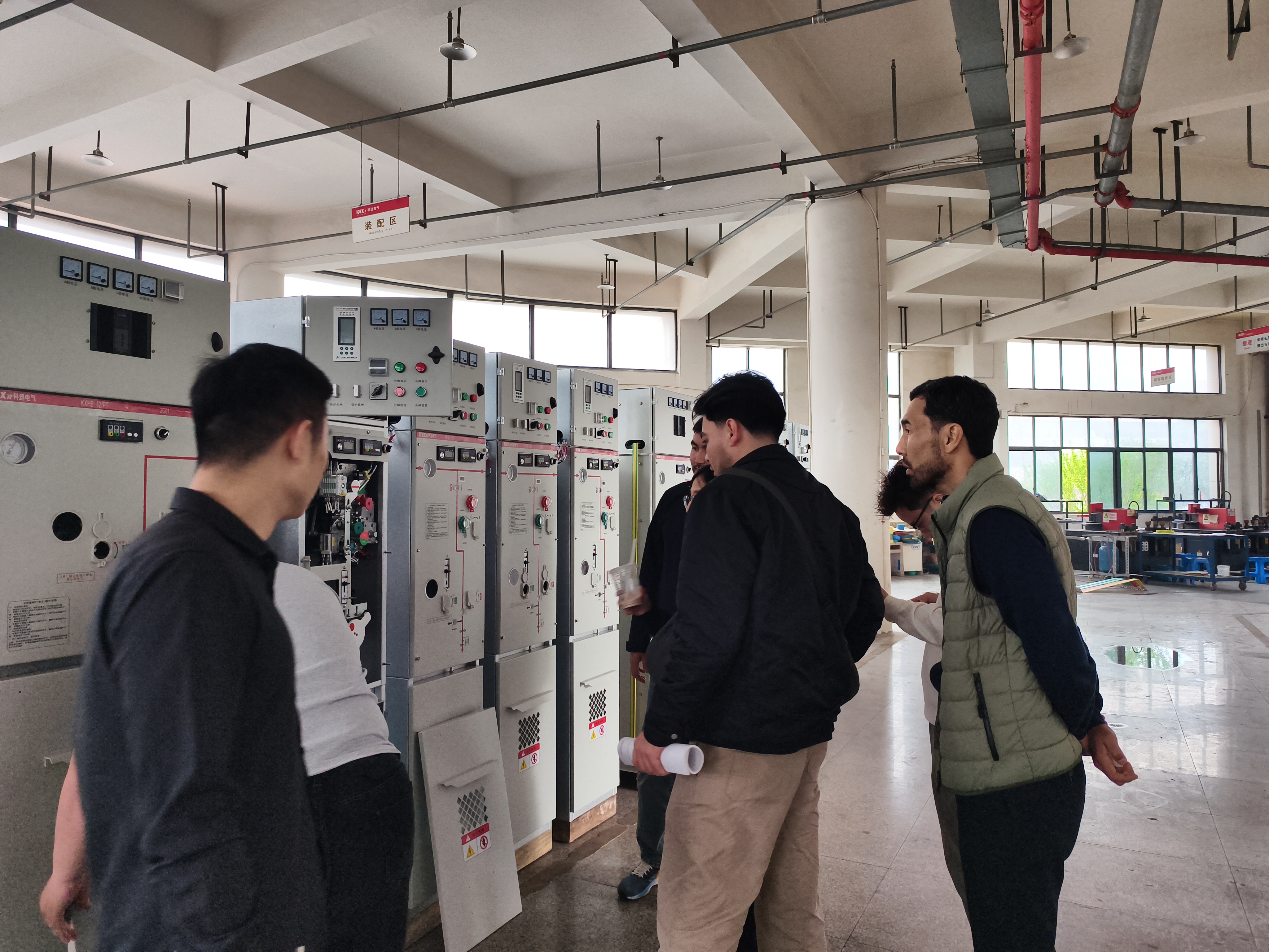 Kazakistanlı Müşteriler Kexun Electric'in Yüksek Gerilim Enerji Dağıtım Ekipmanları Üretim Üssünü Ziyaret Etti